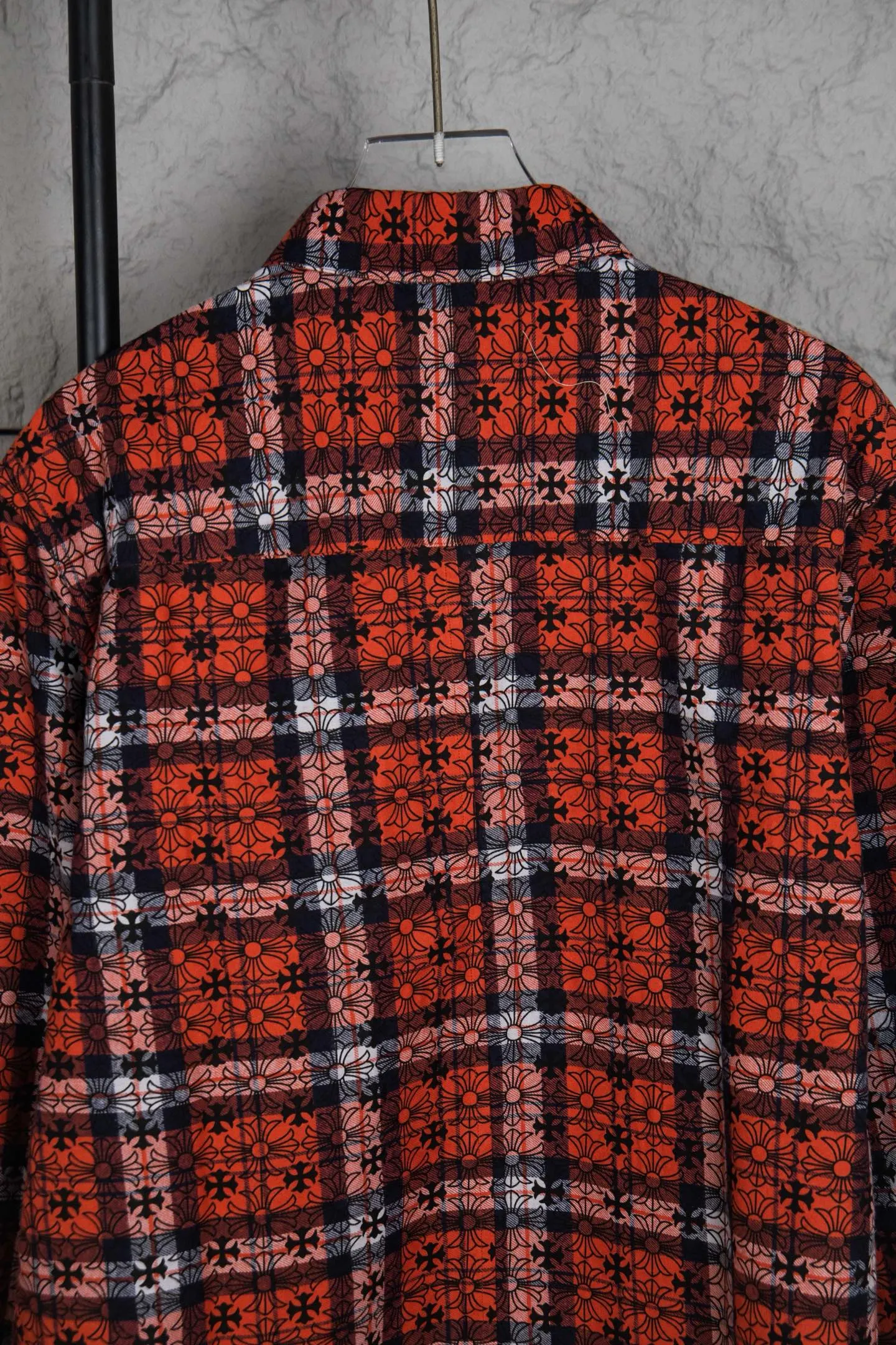🅿️410 Style No.: M213 (the highest version on the market) Chr*me hea*ts/CH Chloé Heart Label Metal Checkered Shirt Jacket. Original replica Chloé family's unique identity silver buckle cross leather seal, custom-dyed dark pattern brand fabric, high-quality checkered pattern tailoring, cross leather patch splicing at the sleeves, one-sided chest patch pocket design, custom-made high-quality lettering hardware accessories, distressed retro silver buckle, three-dimensional version. The upper body is sassy and handsome. Natural high-street style. Needless to say, the upper body effect is natural. It is at the forefront of the trend. Its vibrant design and versatile attributes can surprise you no matter how you match it!  Size XS S M L